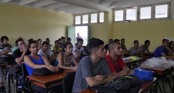 Los estudiantes universitarios realizan en sus centros educacionales reuniones