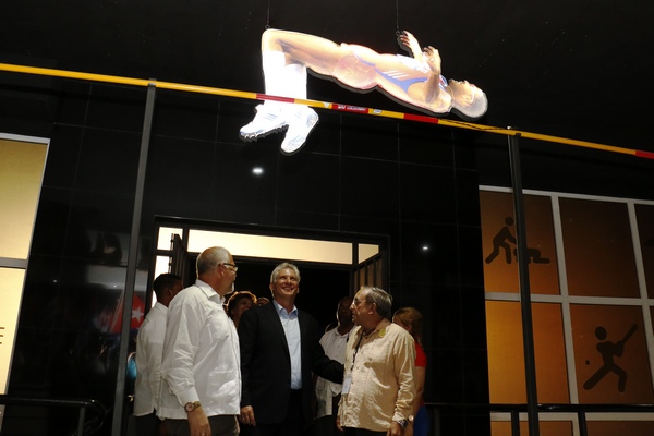 Díaz – Canel durante el recorrido por el Salón del Deporte Cubano. Foto: Jit