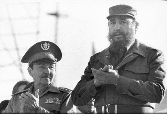 Raúl y Fidel en un acto por el 18 aniversario del desembarco del Granma en 1982. Foto: Fidel Soldado de las Ideas.