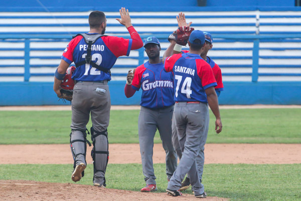 Alazanes derrotan a Leones