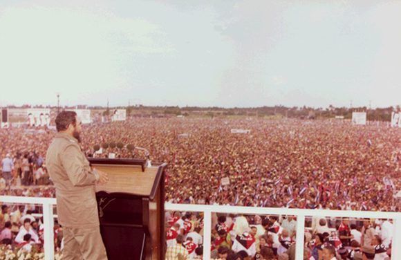 Fidel pronuncia un discurso durante el acto por el XXIII aniversario del asalto a los Cuarteles Moncada y Carlos Manuel de Céspedes en la provincia de Pinar del Río, 26 de julio de 1976. Foto: Estudios Revolución/ Fidel Soldado de las Ideas