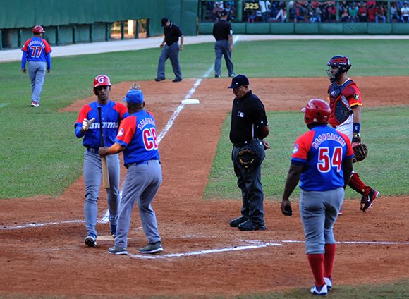 Peloteros cubanos en campo de béisbol