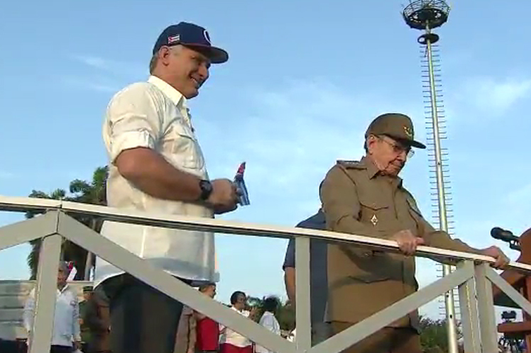 Presiden Raúl Castro y Díaz-Canel desfile por 1 de mayo en La Habana