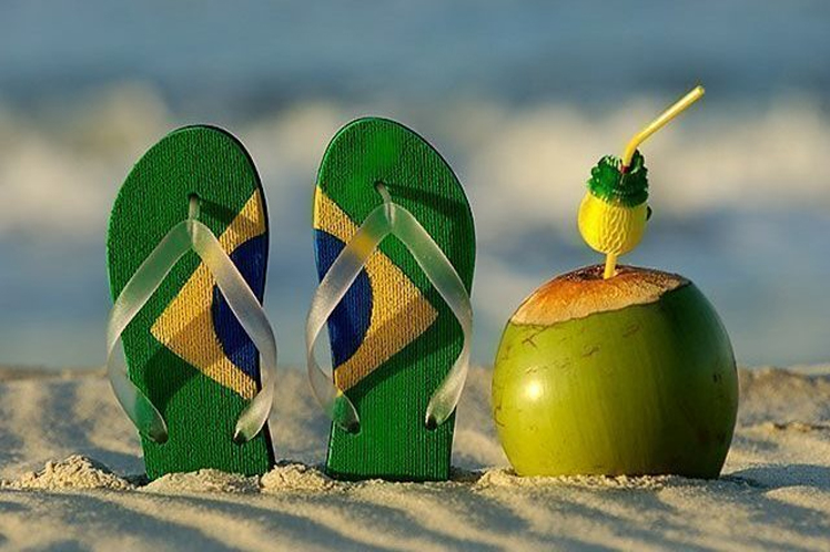 Chancletas con bandera de Brasil y coco