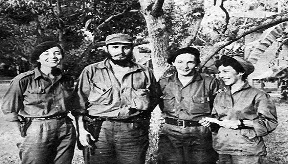 Vilma, Fidel, Raúl y Celia en el Central América, diciembre de 1958. Foto: Libro "Fidel Castro Guerrillero del Tiempo" / Sitio Fidel Soldado de las Ideas.