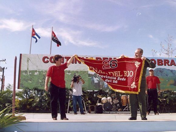 En Pinar del Río, abandera la sede del Acto por el 47 Aniversario del Asalto a los cuarteles Moncada y Carlos M. de Céspedes, 5 de agosto de 2000. Foto: Estudios Revolución / Sitio Fidel Soldado de las Ideas