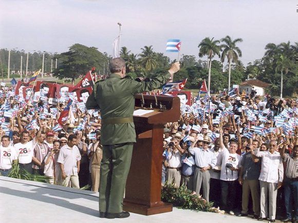 Fidel pronuncia discurso en la Tribuna Abierta en conmemoración del aniversario 47 del asalto al cuartel Moncada el 26 de julio de 1953, en la Plaza Provisional de la Revolución en Pinar del Río, 5 de agosto de 2000. Foto: Estudios Revolución / Sitio Fidel Soldado de las Ideas.