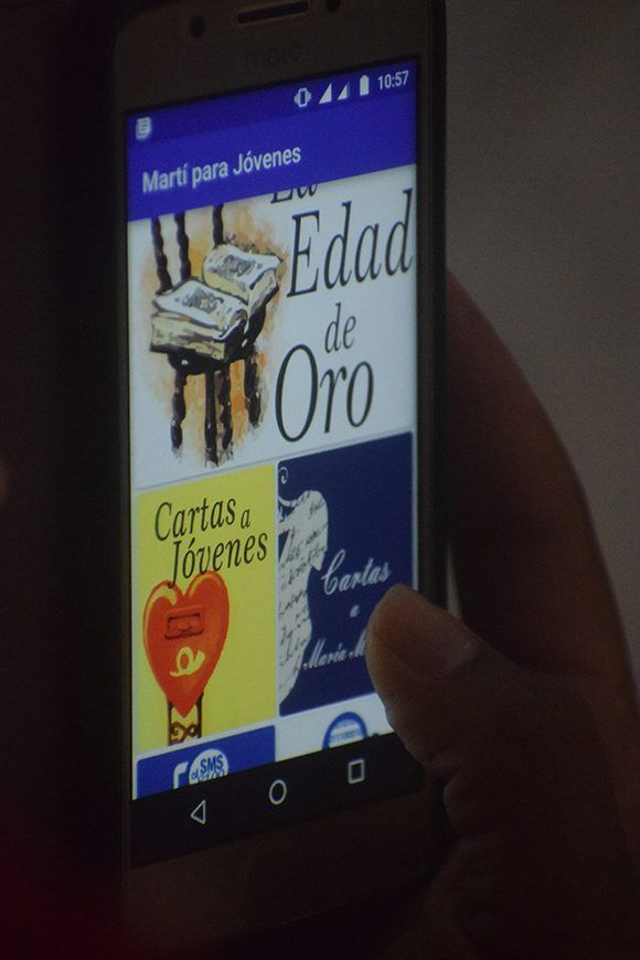 Durante las jornadas se compartió una aplicación móvil que compila algunos escritos del Apóstol. Foto: Marcos Paz Sablón.