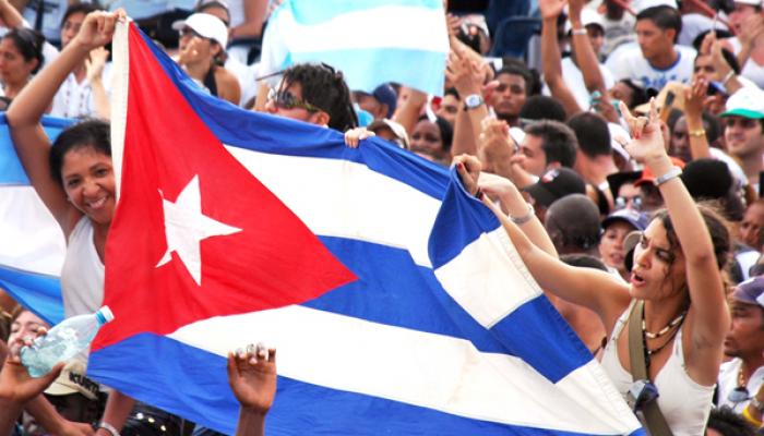 Jóvenes cubanos en el desfile del primero de mayo