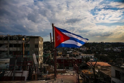 Bandera cubana en medio de La Habana arrasada por Tornado