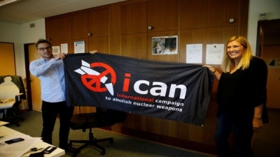 Responsables del ICAN celebran por el premio. | Foto: Reuters