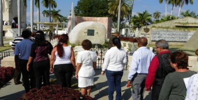 Pueblo de Cuba rindiendo tributo a Fidel en Santa Ifigenia
