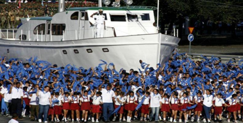 Desfilarán pioneros cubanos junto a la maqueta del yate Granma.