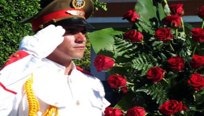 Ofrenda floral en homenaje a Fidel Castro, al cumplirse el primer aniversario de su desaparición física