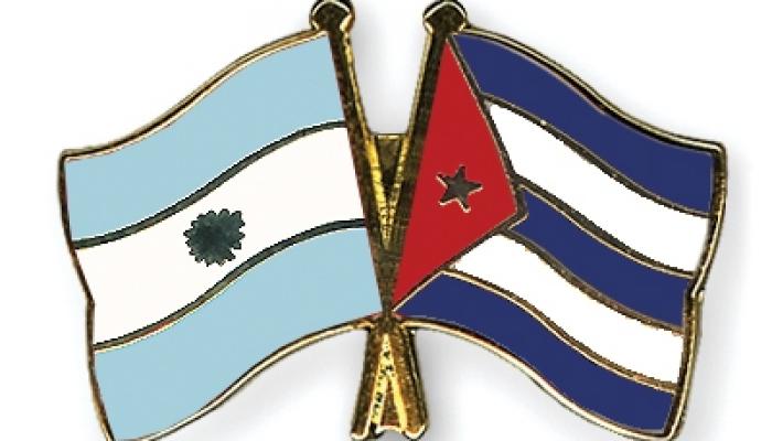 Banderas de Cuba y Argentina