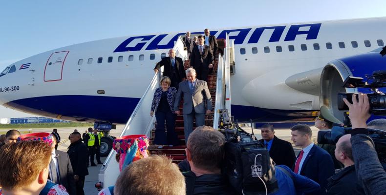 Arriba Díaz Canel a Belarús en visita oficial