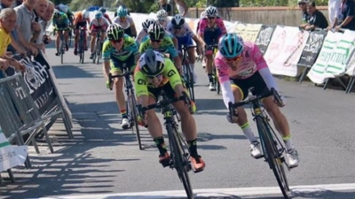 Arlenis, (derecha), viva imagen de lucha sea cual sea la circunstancia de carrera que enfrente. en el sprint final del Giro a la Toscana, Italia