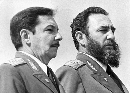 Dos hermanos que hicieron, hacen y harán historia, Fidel y Raúl.