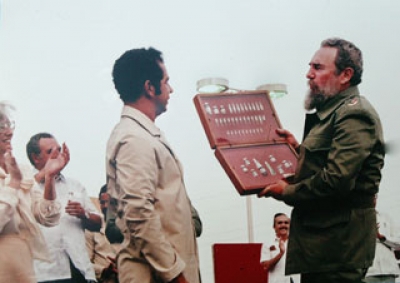 Productos formulados con el interferón leucocitario (ungüento, colirio, inyectable) entregados al Comandante en Jefe en la inauguración del CIGB, el primero de julio de 1986.