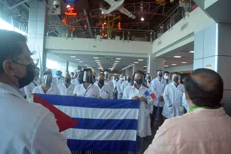 Gobierno de Panamá prorroga estancia de médicos cubanos en el país 