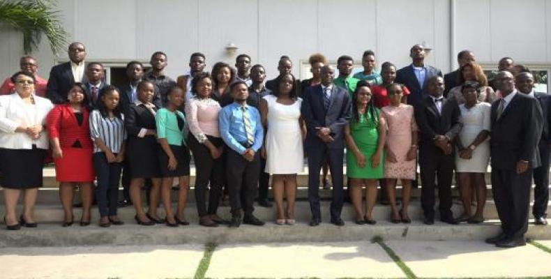 Presidente haitiano con estudiantes que comenzarán estudios de Medicina en Cuba.
