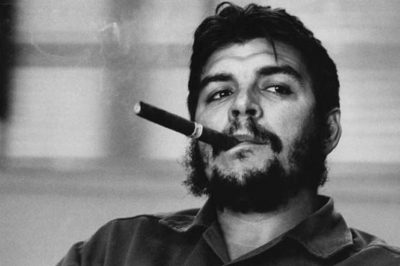El Che fumando tabaco