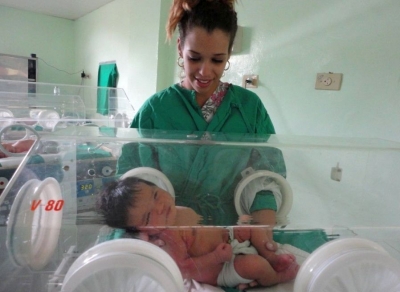 Doctora con recién nacido en incubadora
