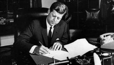 Presidente Kennedy firmando el decreto 3447 el 7 de febrero de 1962