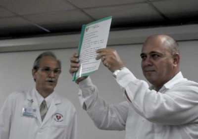 Roberto Morales Ojeda muestra reconocimiento enviado a Fidel Roberto Morales Ojeda muestra reconocimiento enviado a Fidel