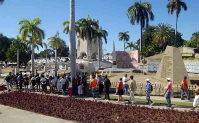 Periodistas santigueros rinden homenaje a Martí y Fidel en Santa Ifigenia