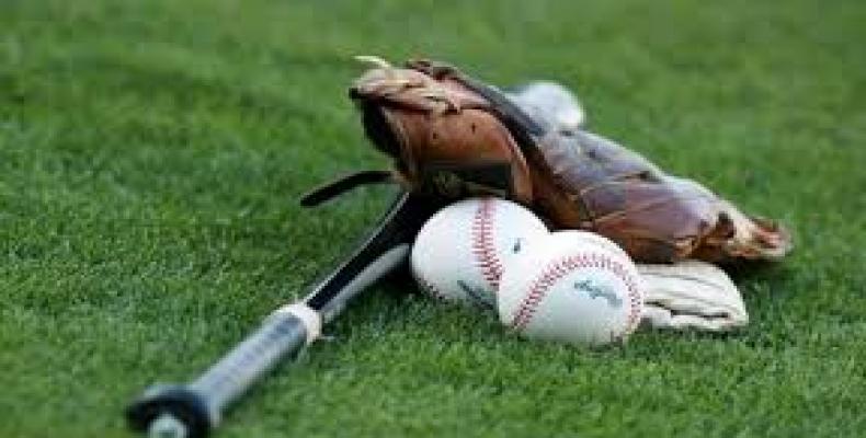 Bate, pelota y guante de béisbol.