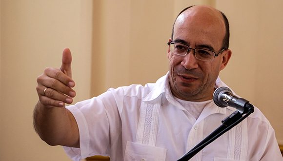 Randy Alonso, director de la Mesa Redonda, durante su intervención en la presentación de la colección de DVD