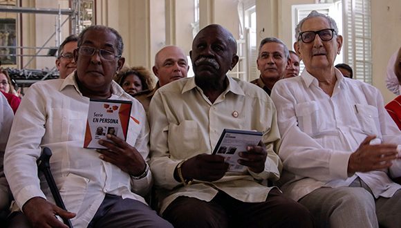 Entregan colección de DVD por los 20 años de la Mesa Redonda.