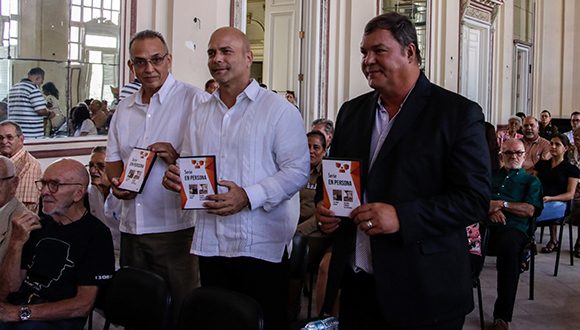 Entregan colección de DVD por los 20 años de la Mesa Redonda