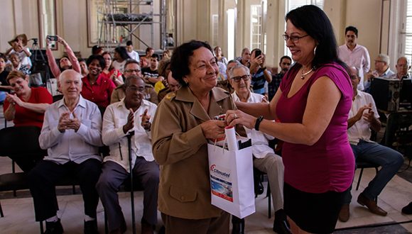 Entregan colección de DVD por los 20 años de la Mesa Redonda