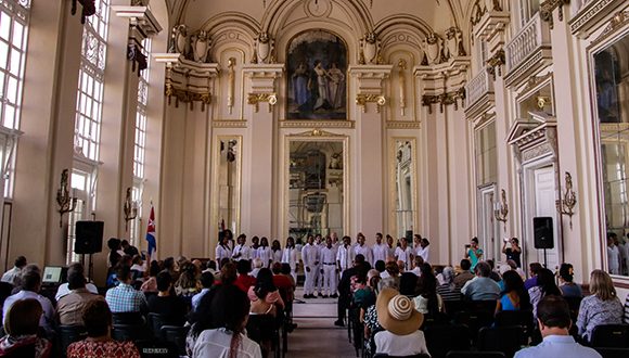 Presentan DVD con los momentos importantes de la Mesa Redonda en su aniversario XX