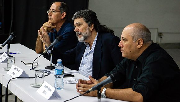 Abel Prieto (C), Presidente de Casas de las Américas, durante su intervención en la inauguración del Premio Casa 2020.