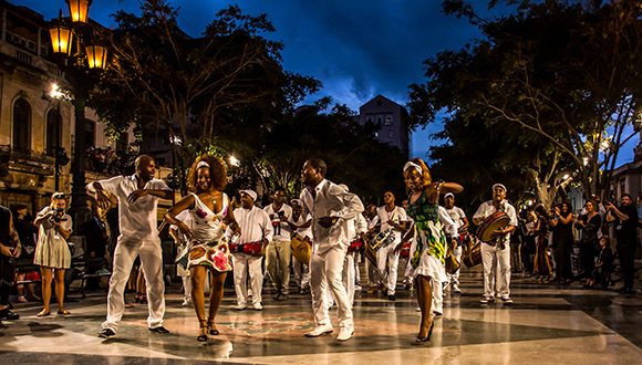 Bailando la rumba como debe ser, con el repique de tambores y la furia exacta. Foto: Abel Padrón Padilla/Cubadebate.