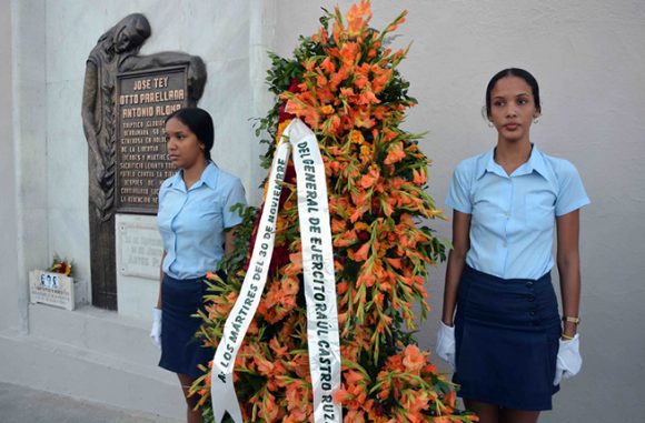 Ofrendas florales ante la tarja que recuerda a los mártires del levantamiento armado del 30 de noviembre de 1956. Foto: Miguel Rubiera Justiz/ACN.