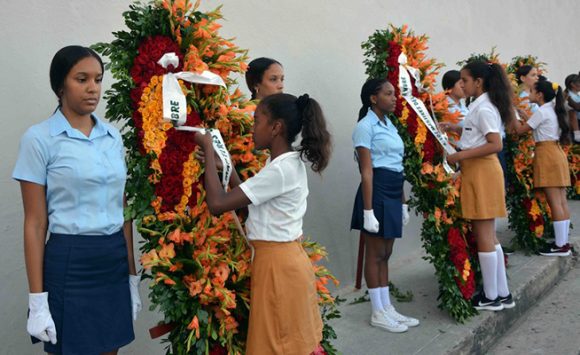 Ofrendas florales ante la tarja que recuerda a los mártires del levantamiento armado del 30 de noviembre de 1956. Foto: Miguel Rubiera Justiz/ACN.