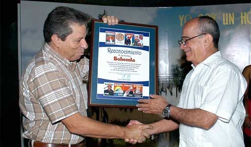 Víctor Gaute López, miembro del Secretariado del Partido Comunista de Cuba, entregó el diploma acreditativo por los 110 años de Bohemia, a su director, José R. Fernández Vega. Foto tomada de Bohemia.