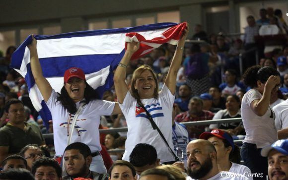 Cubanas celebran victoria en juego de béisbol Cuba-Nicaragua
