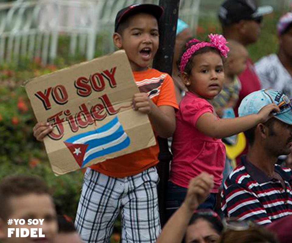 Niños cubanos con el hashtag Yo Soy Fidel