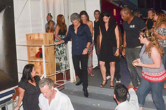 Jon Bon Jovi acompañado de su es­posa y varios amigos