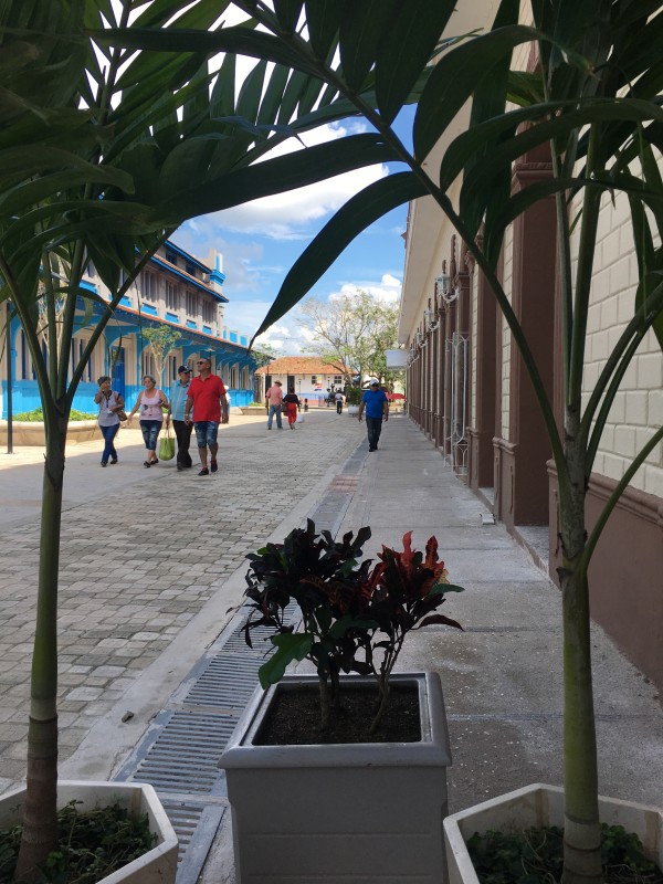 Los camagüeyanos disfrutan de la renovada imagen de la fachada e interiores del Hotel Plaza.