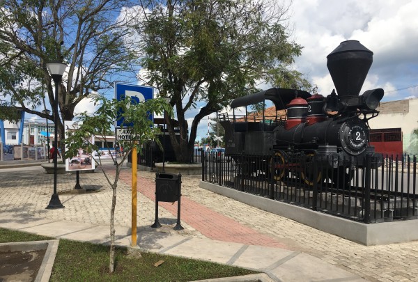 Locomotoras en el Boulevar Van Horne en la ciudad de Camagüey