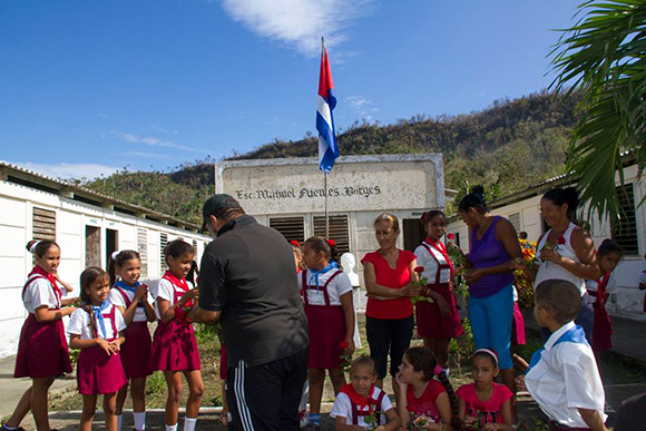Kcho con niños y maestros en Baracoa