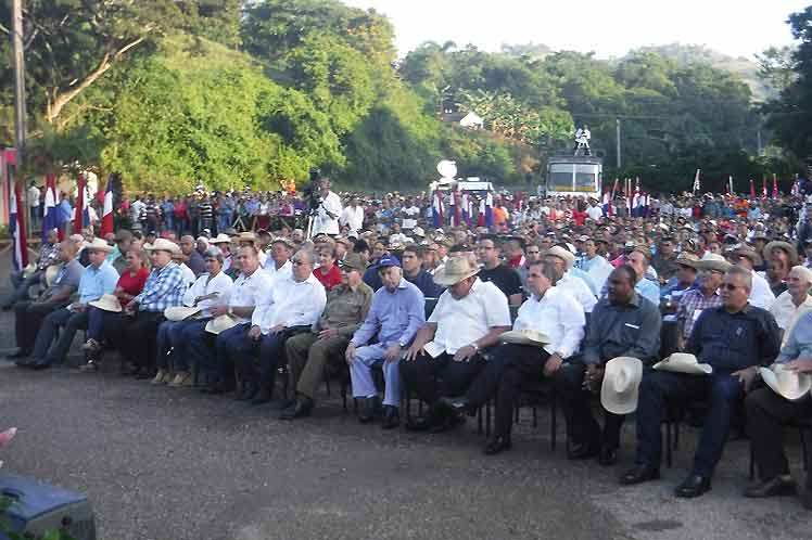 Preside Raúl Castro acto por aniversario de congreso campesino