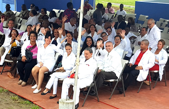 Cientos de habitantes de la ciudad se unieron al gobernador general y al primer ministro para celebrar la apertura de la instalación. Foto: Cubaminrex.