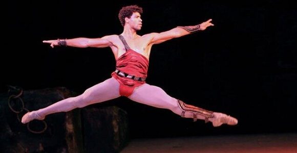 Christopher Rodrigues, presidente de The Royal Ballet School, se mostró satisfecho de dar la bienvenida a la Junta a este grande de la danza mundial. Foto: La voz del Sandinismo